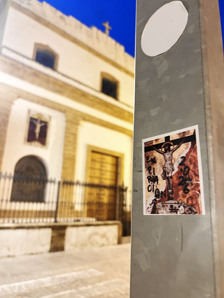 𝙀𝙡 𝙎𝙚𝙣̃𝙤𝙧 𝙫𝙪𝙚𝙡𝙫𝙚 𝙖 𝙨𝙪 𝙗𝙖𝙧𝙧𝙞𝙤
El próximo viernes el Señor de la Expiración volverá a recorrer las calles de su feligresía en devoto Vía Crucis. Por este motivo se han realizado pegatinas de anuncio de su llegada con la ilustración realizada por <a href="/RancioModerno/">Rancio Moderno</a>
