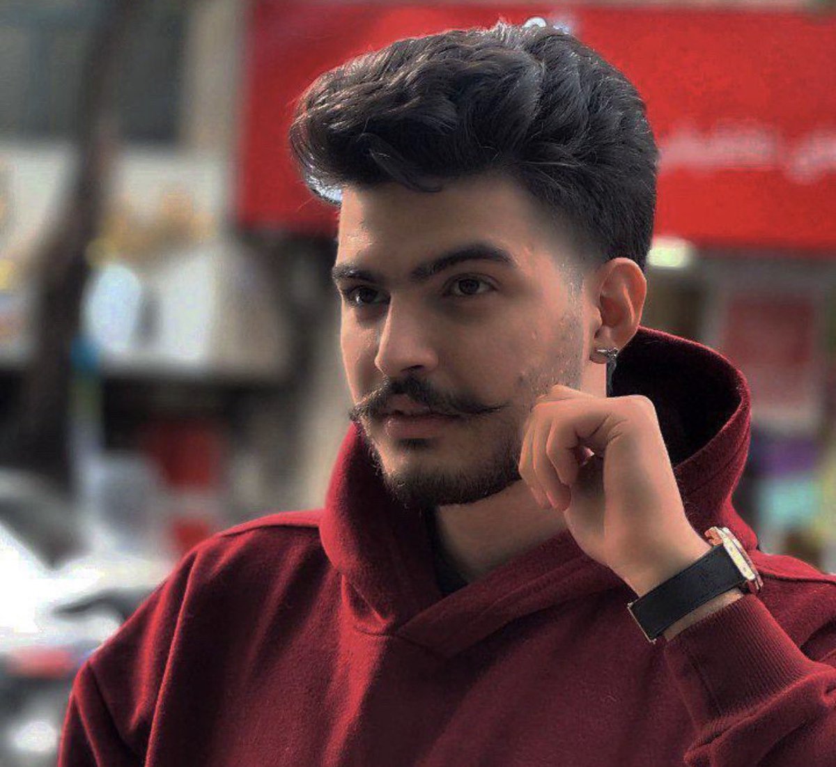 LoabatK's tweet photo. من #مهدی_میرزایی هستم. من کشته شدم، در تاریخ ۱۸ دی ماه ۱۴۰۴. بیست و سه سالم بود متولد ١٠ خرداد ماه ۱۳۸۱. فرزند آرزو کریمی، تک فرزند، اهل اراک در استان مرکزی و ساکن تهران بودم. مادرم منو از شش سالگی به تنهایی بزرگ کرده بود، شغلش خیاطی بود و با درآمدی که از این راه داشت مخارج زندگیمونو تامین می‌کرد. دیپلم که گرفتم وارد شغل آرایشگری شدم که خیلی بهش علاقه داشتم. تو شغلم توانا و شریف و بین فامیل و دوستام معروف بودم به مودب، خوشرو، مهربون، زحمتکش و جوانمرد بودن. درآمد زیادی نداشتم ولی یه دختر هفت ساله بدسرپرست رو تو بهزیستی تحت حمایت داشتم و ماهیانه براش پول میفرستادم، در حد توانم به افراد بی‌خانمان هم کمک می‌کردم. علاقه زیادی به حیوانات داشتم و براشون غذا رسانی می‌کردم.

خیزش مردمی ۱۴۰۴ از ۷ دی ماه، با اعتراض‌ها و اعتصاب‌های ناشی از بحران شدید اقتصادی در بازار بزرگ تهران شروع شد و به سراسر کشور گسترش پیدا کرد، احزاب کردی با صدور بیانیه‌هایی خواستار اعتصاب سراسری و تعطیلی بازارها تو شهرهای کردنشین در اعتراض به سرکوب شدن. رضا پهلوی هم در روزهای ۱۸ و ۱۹ دی فراخوان داد و اعتراضات در نهایت به بیش از ۴۰۰ شهر رسید و به فراگیرترین و وسیع‌ترین حرکت اعتراضی علیه جمهوری جنایتکار اسلامی در چهار دهه گذشته تبدیل شد.
شب ۱۸ دی بود، منم در کنار هموطنام به اعتراضات پیوستم. مادرم بهم زنگ زد و گفت مراقب خودت باش منم جواب دادم: «مامان خون من از بقيه بچه‌هاى مردم سرخ ترنيست، بايد هممون بريم براى فراخوان اعتراضات». 
تو خیابون نبرد شمالی بودیم که سرکوبگرای وحشی بهمون حمله‌ور شدن، اونا با گلوله‌های جنگی به سمت مردم که دست خالی بودن شلیک میکردن. توی شلوغی یکیشون منو هدف قرار داد و مستقیم به سمتم شلیک کرد، گلوله به قلبم اصابت کرد و غرق در خون نقش بر زمین شدم و جون دادم…
مردم رسوندنم بیمارستان ولی من دیگه از دنیا رفته بودم. با وجود اينكه با اسم و فامیلم به بیمارستان تحویل داده شده بودم، ولی مامورای مزدور منو با اطلاعات ناشناس با كد ۱۱۸۵۰ به پزشکی قانونی كهريزک انتقال دادن.

مادرم وقتی مطلع شد، با حال پریشون به کهریزک مراجعه کرد، منو بین اون همه جسد که تو کیسه‌های مشکی بودن جستجو کرد، دونه به دونه بینشون گشت و کیسه‌ها رو باز کرد تا به سختی تونست پیدام کنه. مزدورای رژیم تهدیدش کردن و گفتن باید به همه بگی پسرت بسیجی بوده وگرنه جنازشو برای خاکسپاری بهت تحویل نمی‌دیم. مادرم که زن شجاعی بود قبول نکرد که منو بسیجی اعلام کنن و به عنوان قاتل و تروریست شناخته بشم، اونا هم گفتن پس باید برای تحویل جنازه پول بدی و از مادرم خواستن که دلیل مر.گ من باید هر چیزی غیر از شلیک گلوله اعلام بشه، حتی با محلی که خانوادم برای دفن من در نظر گرفته بودن موافقت نکردن. 

عاقبت مامورا جنازمو با کلی شرط و شروط و تعهد به خانوادم تحویل دادن که به اراک انتقال داده بشم. 
پیکر بی‌جون من در آرامستان اراک، قطعه ۴۹، ساعت هفت صبح در سکوت فقط با حضور خانوادم غریبانه به خاک سپرده شد.

مامورای مزدور اطلاعات حتی به نوشته‌های روی سنگ مزارم گیر میدادن و میگفتن هرچی بنویسین پاک میکنیم!
 آخرش خانوادم یه بیت شعر رو از آرشیو تلفنم برداشتن و نوشتن: 
«آنقدر مى‌جنگم كه به يک دنيا بفهمانم هر مادرى اولاد پر جرات نمى‌زايد»

خانوادم بعد از کشته شدن من مدام تحت فشارهای امنیتی بودن. مادر داغدارم که هنوز رفتن منو باور نکرده بود می‌گفت: «پسر من فقط يه معترض بود. معترض به بى‌معنی شدن تلاشش براى آينده.»

قرار بود مراسم چهلم در تاریخ ۲۸ بهمن ماه ۱۴۰۴ برگزار بشه ولی نهادهای امنیتی با تهدید خانوادم اونا رو مجبور کردن مراسم رو مختصرا و نه به دلخواهشون در تاریخ ۲۴ بهمن ماه بر سر مزارم بر پا کنن.

هموطن، من پر از شور و شوق زندگی بودم، اما با دلى پر از حسرت آرزوهاى كوچک دست نيافتنی، که مسببش رژیم‌خونخوار اسلامی بود، همونایی که وقتی اعتراض کردم ناجوانمردانه جونمو گرفتن و هیچکس هم پاسخگو نشد. 
به امید روزی که مردم بالاخره روی آرامش رو  ببینن و از شر این حکومت سر تا پا جنایت و ظلم خلاص بشن. ناامید نباش، تو باید بمونی و روز آزادی رو جشن بگیری و جای من و جانباخته‌های دیگه رو خالی کنی، به امید اون روز…💔
#علیه_فراموشی
