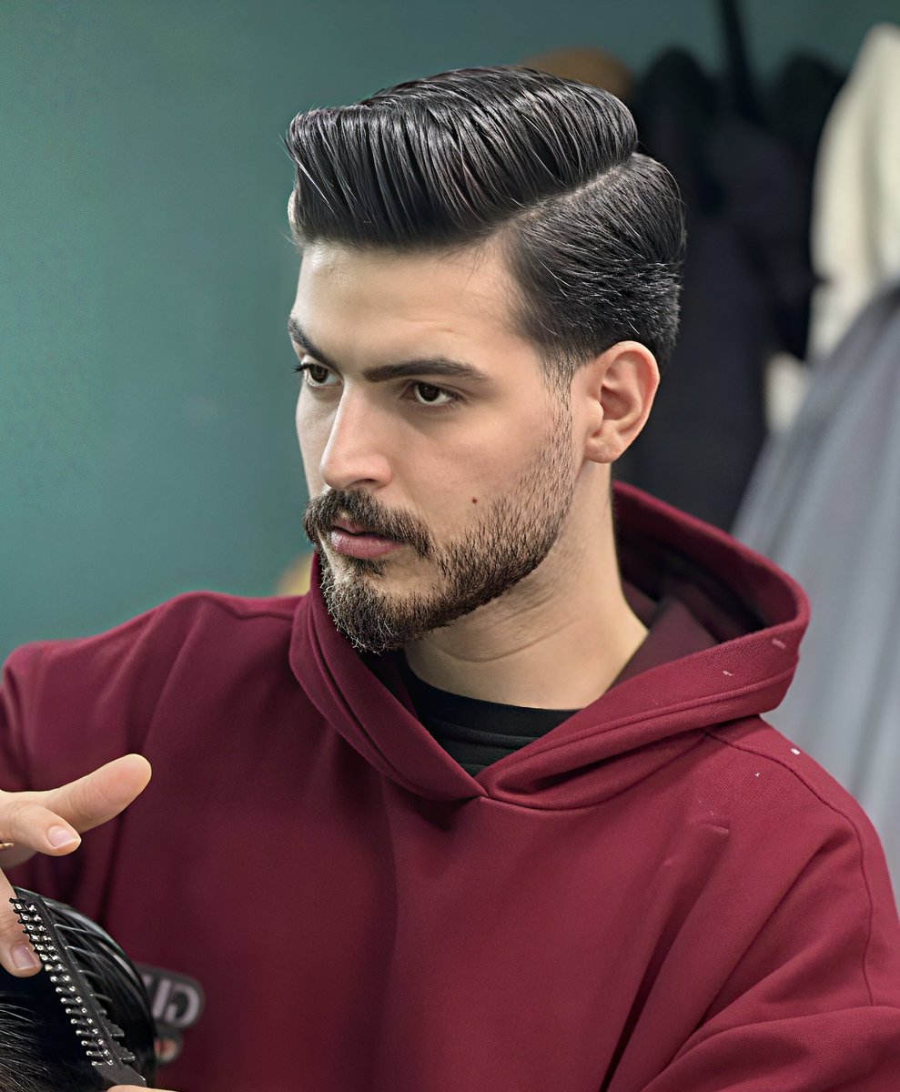 LoabatK's tweet photo. من #مهدی_میرزایی هستم. من کشته شدم، در تاریخ ۱۸ دی ماه ۱۴۰۴. بیست و سه سالم بود متولد ١٠ خرداد ماه ۱۳۸۱. فرزند آرزو کریمی، تک فرزند، اهل اراک در استان مرکزی و ساکن تهران بودم. مادرم منو از شش سالگی به تنهایی بزرگ کرده بود، شغلش خیاطی بود و با درآمدی که از این راه داشت مخارج زندگیمونو تامین می‌کرد. دیپلم که گرفتم وارد شغل آرایشگری شدم که خیلی بهش علاقه داشتم. تو شغلم توانا و شریف و بین فامیل و دوستام معروف بودم به مودب، خوشرو، مهربون، زحمتکش و جوانمرد بودن. درآمد زیادی نداشتم ولی یه دختر هفت ساله بدسرپرست رو تو بهزیستی تحت حمایت داشتم و ماهیانه براش پول میفرستادم، در حد توانم به افراد بی‌خانمان هم کمک می‌کردم. علاقه زیادی به حیوانات داشتم و براشون غذا رسانی می‌کردم.

خیزش مردمی ۱۴۰۴ از ۷ دی ماه، با اعتراض‌ها و اعتصاب‌های ناشی از بحران شدید اقتصادی در بازار بزرگ تهران شروع شد و به سراسر کشور گسترش پیدا کرد، احزاب کردی با صدور بیانیه‌هایی خواستار اعتصاب سراسری و تعطیلی بازارها تو شهرهای کردنشین در اعتراض به سرکوب شدن. رضا پهلوی هم در روزهای ۱۸ و ۱۹ دی فراخوان داد و اعتراضات در نهایت به بیش از ۴۰۰ شهر رسید و به فراگیرترین و وسیع‌ترین حرکت اعتراضی علیه جمهوری جنایتکار اسلامی در چهار دهه گذشته تبدیل شد.
شب ۱۸ دی بود، منم در کنار هموطنام به اعتراضات پیوستم. مادرم بهم زنگ زد و گفت مراقب خودت باش منم جواب دادم: «مامان خون من از بقيه بچه‌هاى مردم سرخ ترنيست، بايد هممون بريم براى فراخوان اعتراضات». 
تو خیابون نبرد شمالی بودیم که سرکوبگرای وحشی بهمون حمله‌ور شدن، اونا با گلوله‌های جنگی به سمت مردم که دست خالی بودن شلیک میکردن. توی شلوغی یکیشون منو هدف قرار داد و مستقیم به سمتم شلیک کرد، گلوله به قلبم اصابت کرد و غرق در خون نقش بر زمین شدم و جون دادم…
مردم رسوندنم بیمارستان ولی من دیگه از دنیا رفته بودم. با وجود اينكه با اسم و فامیلم به بیمارستان تحویل داده شده بودم، ولی مامورای مزدور منو با اطلاعات ناشناس با كد ۱۱۸۵۰ به پزشکی قانونی كهريزک انتقال دادن.

مادرم وقتی مطلع شد، با حال پریشون به کهریزک مراجعه کرد، منو بین اون همه جسد که تو کیسه‌های مشکی بودن جستجو کرد، دونه به دونه بینشون گشت و کیسه‌ها رو باز کرد تا به سختی تونست پیدام کنه. مزدورای رژیم تهدیدش کردن و گفتن باید به همه بگی پسرت بسیجی بوده وگرنه جنازشو برای خاکسپاری بهت تحویل نمی‌دیم. مادرم که زن شجاعی بود قبول نکرد که منو بسیجی اعلام کنن و به عنوان قاتل و تروریست شناخته بشم، اونا هم گفتن پس باید برای تحویل جنازه پول بدی و از مادرم خواستن که دلیل مر.گ من باید هر چیزی غیر از شلیک گلوله اعلام بشه، حتی با محلی که خانوادم برای دفن من در نظر گرفته بودن موافقت نکردن. 

عاقبت مامورا جنازمو با کلی شرط و شروط و تعهد به خانوادم تحویل دادن که به اراک انتقال داده بشم. 
پیکر بی‌جون من در آرامستان اراک، قطعه ۴۹، ساعت هفت صبح در سکوت فقط با حضور خانوادم غریبانه به خاک سپرده شد.

مامورای مزدور اطلاعات حتی به نوشته‌های روی سنگ مزارم گیر میدادن و میگفتن هرچی بنویسین پاک میکنیم!
 آخرش خانوادم یه بیت شعر رو از آرشیو تلفنم برداشتن و نوشتن: 
«آنقدر مى‌جنگم كه به يک دنيا بفهمانم هر مادرى اولاد پر جرات نمى‌زايد»

خانوادم بعد از کشته شدن من مدام تحت فشارهای امنیتی بودن. مادر داغدارم که هنوز رفتن منو باور نکرده بود می‌گفت: «پسر من فقط يه معترض بود. معترض به بى‌معنی شدن تلاشش براى آينده.»

قرار بود مراسم چهلم در تاریخ ۲۸ بهمن ماه ۱۴۰۴ برگزار بشه ولی نهادهای امنیتی با تهدید خانوادم اونا رو مجبور کردن مراسم رو مختصرا و نه به دلخواهشون در تاریخ ۲۴ بهمن ماه بر سر مزارم بر پا کنن.

هموطن، من پر از شور و شوق زندگی بودم، اما با دلى پر از حسرت آرزوهاى كوچک دست نيافتنی، که مسببش رژیم‌خونخوار اسلامی بود، همونایی که وقتی اعتراض کردم ناجوانمردانه جونمو گرفتن و هیچکس هم پاسخگو نشد. 
به امید روزی که مردم بالاخره روی آرامش رو  ببینن و از شر این حکومت سر تا پا جنایت و ظلم خلاص بشن. ناامید نباش، تو باید بمونی و روز آزادی رو جشن بگیری و جای من و جانباخته‌های دیگه رو خالی کنی، به امید اون روز…💔
#علیه_فراموشی
