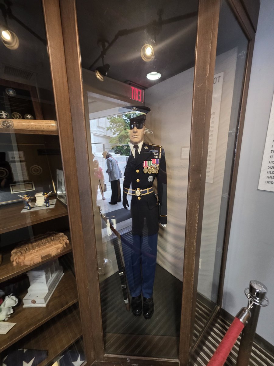 Kpal1711130's tweet photo. @BladeoftheS I met him in the Arlington guard quarters. https://t.co/yInOIY2JBF