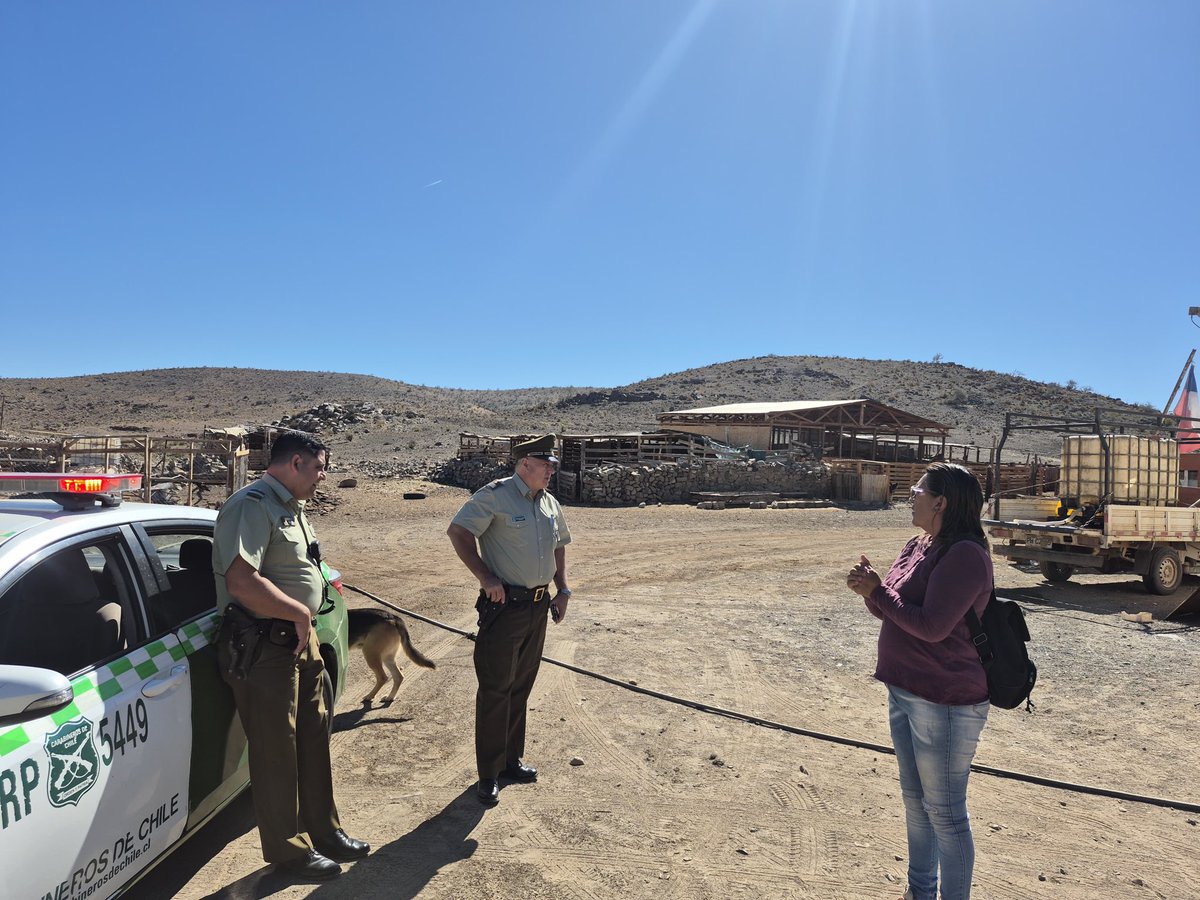 CarabIIIRegion's tweet photo. Para fortalecer las acciones de prevención @CarabMicc de la 3ª Comisaría #Vallenar, visita sectores rurales y se reúne con representantes de las juntas vecinales de #AguaAmarga #PozoSeco y #Vizcachitas. También difunden temas de autocuidado para evitar el delito de abigeato. https://t.co/ezp378hSzM