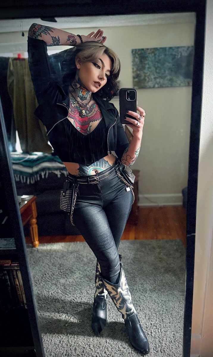 FriskiiFoxx's tweet photo. how's it going today guys?🖤

#gothic_girl #gothic #alt #gothicgirls #goth #alternative #fashion #altfashion https://t.co/L8a9Otk2Gb