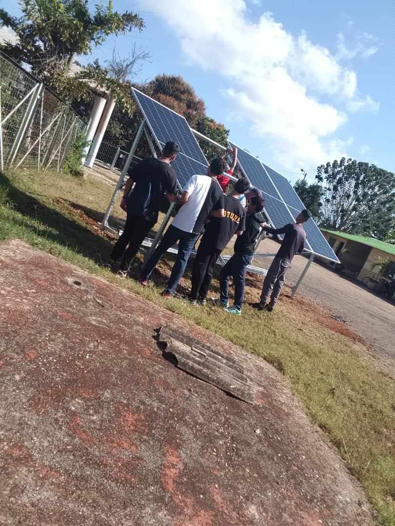 ClaraEsther68's tweet photo. Continúan las Brigadas Centenario del IP " Luis Ramírez López" y la Formación Pedagógica", desarrollando Tareas de Impacto Social,en la instalación de los Paneles Solares de la OBE del Consejo Popular Nueva Paz.
@BequeMaya @CubaMined @YFresneda26088 @MarisolFFerrer @edelso_ramos https://t.co/b6bFYpga3a