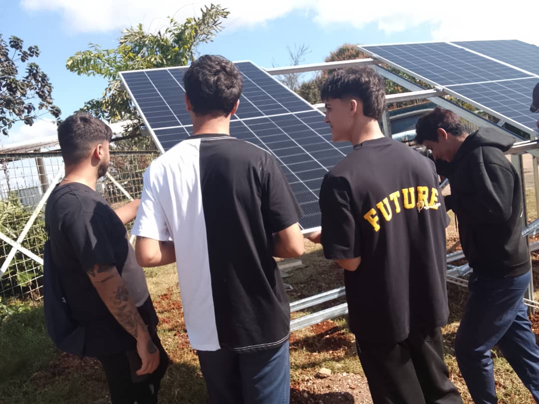 ClaraEsther68's tweet photo. Continúan las Brigadas Centenario del IP " Luis Ramírez López" y la Formación Pedagógica", desarrollando Tareas de Impacto Social,en la instalación de los Paneles Solares de la OBE del Consejo Popular Nueva Paz.
@BequeMaya @CubaMined @YFresneda26088 @MarisolFFerrer @edelso_ramos https://t.co/b6bFYpga3a