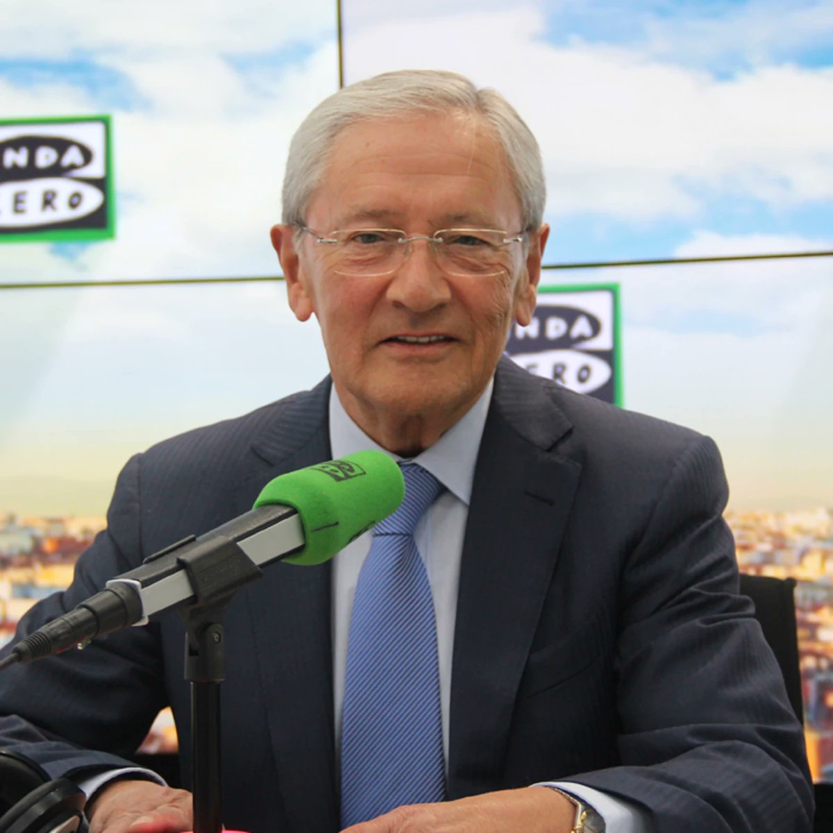 📻🎙 Adiós a Fernando Ónega, voz histórica de nuestra #RADIO, referente del género de opinión y autor del famoso discurso de Adolfo Suárez 'Puedo prometer y prometo'. Le recordaré como la última voz que escuchaba cada día antes de bajar del coche para entrar en el colegio. DEP