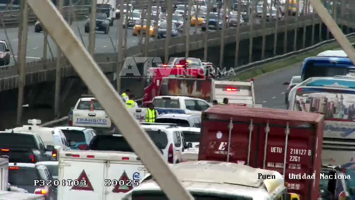 #ATVInforma | Se visualiza #AlltaDemanda vehicular en el Puente de la Unidad Navional, sentido La Puntilla-Durán, debido a procedimiento de <a href="/BCB_Samborondon/">Benemérito Cuerpo de Bomberos de Samborondón</a> por aceite regado en la vía.

Agentes de la <a href="/CTEcuador/">Comisión de Tránsito 🇪🇨</a> se encuentran en el punto.