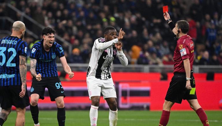 stanis3xs's tweet image. Chi ama il calcio fischia #bastoni 

#ComoInter #MarottaLeague