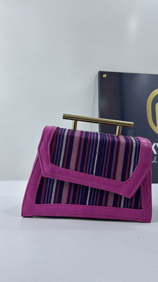 nicky_crafts's tweet photo. Abike bag is that bag that you carry once and suddenly your “simple outfit” is no longer simple 

Structured, Different. Intentional 

N19,999 instead of N22,000 (leather)
N23,000 instead of N25,000 ( Aso-oke)

Offer valid till 15th of March

Send a DM to order https://t.co/s6uAFSPJ54