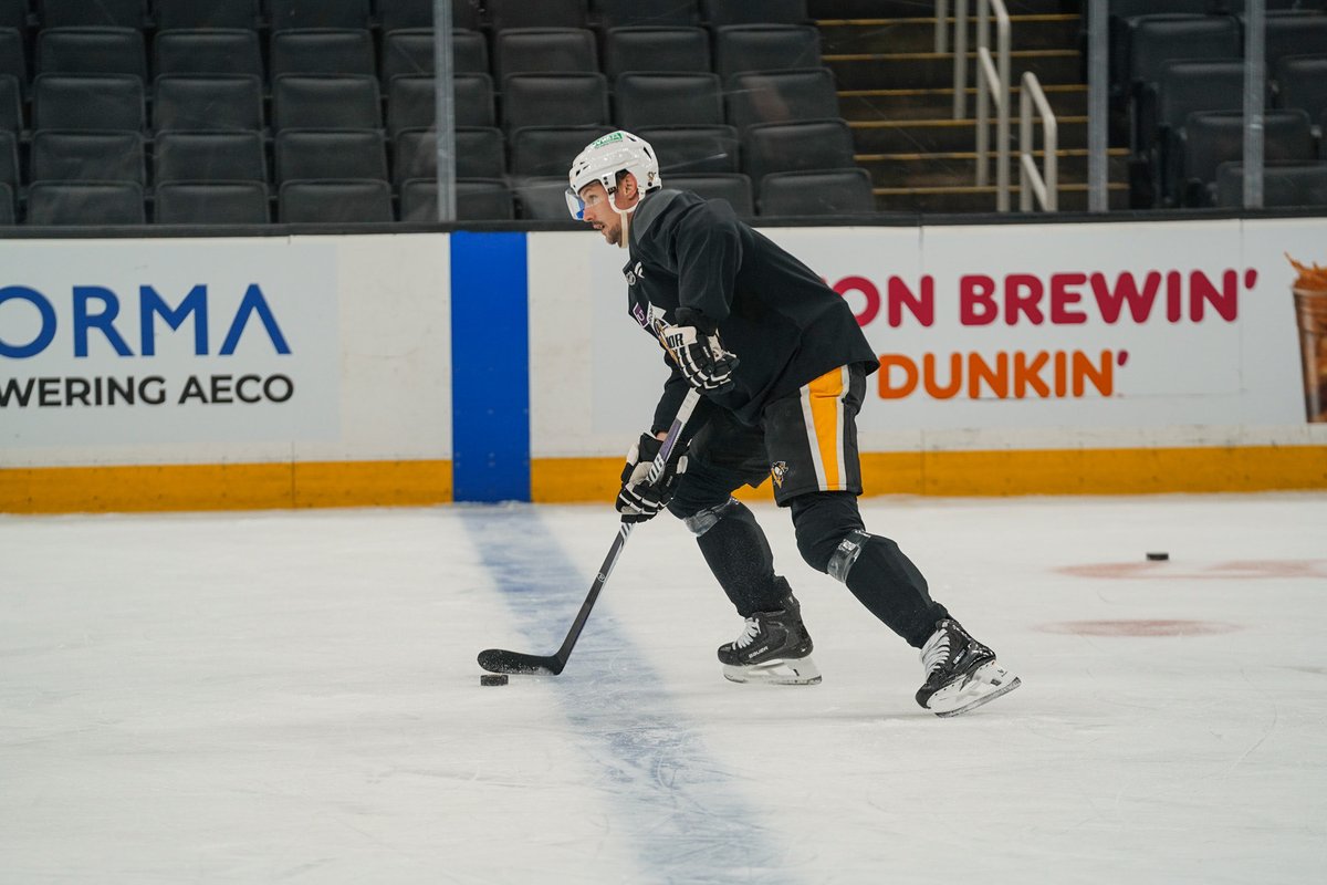 EK playing with his skates untied 😂