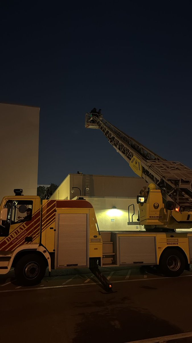 DXBMediaOffice's tweet photo. بالصور: إخماد الحريق بالكامل في محيط القنصلية الأمريكية بدبي دون تسجيل أي إصابات؛ والجهات المختصة في دبي تؤكد حرصها على ضمان أمن وسلامة الجميع. https://t.co/3fqjHkEHMl