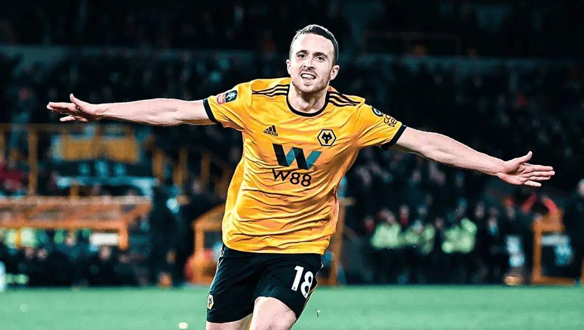 LFCARGENTO_'s tweet photo. Diogo es tan grande que lo aplaude el Wolves a los 18 y el Liverpool a los 20. 

Te extrañamos todos los días, Jota. https://t.co/ASMgELjJd6