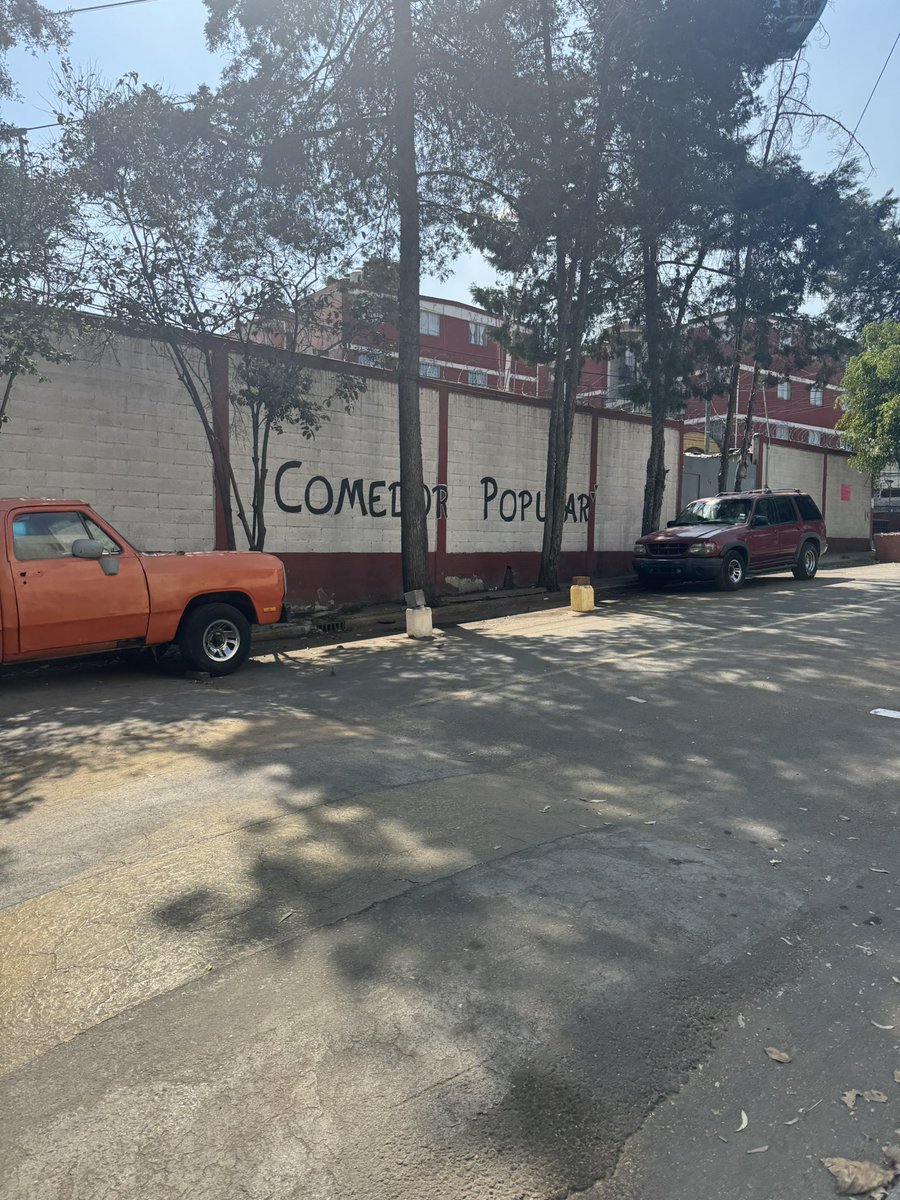 PeatonesL's tweet photo. Buen día @UCS_GCDMX @TuAlcaldiaGAM 
Solicitamos su apoyo para liberar la vía PÚBLICA. Constitución casi esquina con Técnicos Mexicanos, La Laguna Ticoman. https://t.co/6xSKebXVwZ