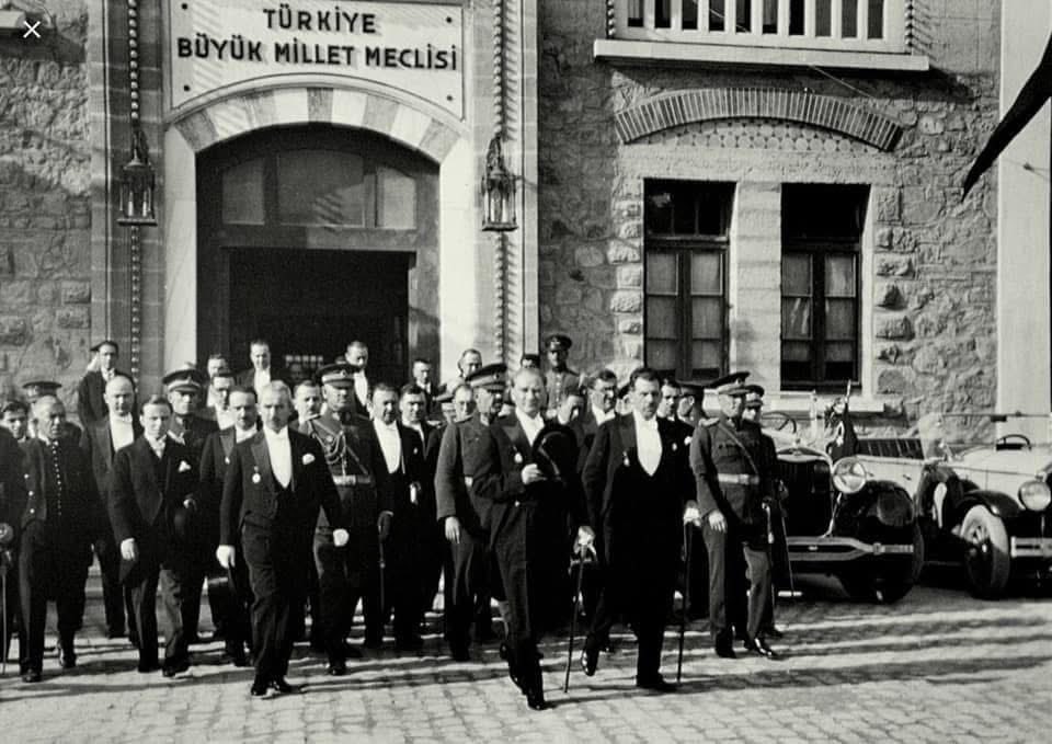 Devrim Yasaları, Cumhuriyet Devrimi'nin özü ve toplumca kabullenilmesinin yol haritasıdır. Devrim yasalarının kabulünün yıl dönümünde Ulu Önder Mustafa Kemal Atatürk ile silah arkadaşlarını saygı , özlem ve rahmetle anıyorum. 🇹🇷🇹🇷🇹🇷