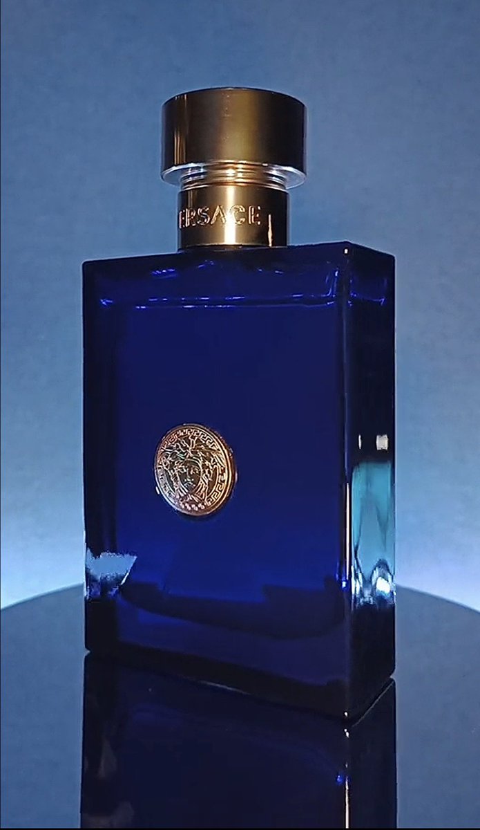 #رابطة_عشاق_العطور 

عطر يعبر عن القوة الرجولية المعاصرة من خلال توازن بين الانتعاش المائي والحضور الخشبي الدافئ. صُمم ليكون عطر عصري شبابي متعدد الاستخدامات مناسب للنهار والمساء، للعمل وفي اللقاءات الاجتماعية ..

Versace Pour Homme Dylan Blue 🍃
ديلان بلو بور اوم فرزاتشي..