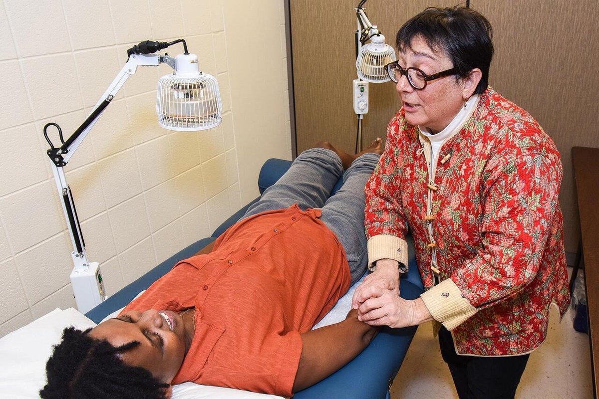 UICnews's tweet image. Can acupuncture help ease debilitating and persistent chronic pain? #UIC researchers weigh in: today.uic.edu/can-acupunctur…