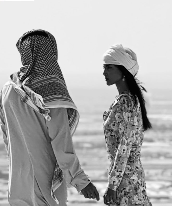 عندي وجهه نظر ودي اتكلم عنها
فيه كثير متجاهلين اسباب تصرفات خالد وانا الصراحه اتفهمه خصوصا مشهد اليوم، هو زوجته ماتت قدام عيونه وهي حامل وماتت وهي مقتوله وبراسه يفكر ان قاتلها حر طليق وفوقها بنفس الوقت قاعد يحس ان صار عنده مشاعر لعزيزه وزاد تأنيب الضمير، من جهه يحس انه قاعد يسوي