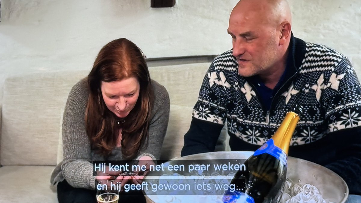 inkyopdrift's tweet image. DOE EVEN NORMAAL 

Als je moeder je zo dierbaar was en zoveel voor je heeft betekend, dan ga je toch niet na 2 weken hààr armband weggeven aan iemand die je NET kent! 😱

Die man spoort echt niet!
Als ik Elsje was zou het niet eens wìllen accepteren…

#wintervolliefde