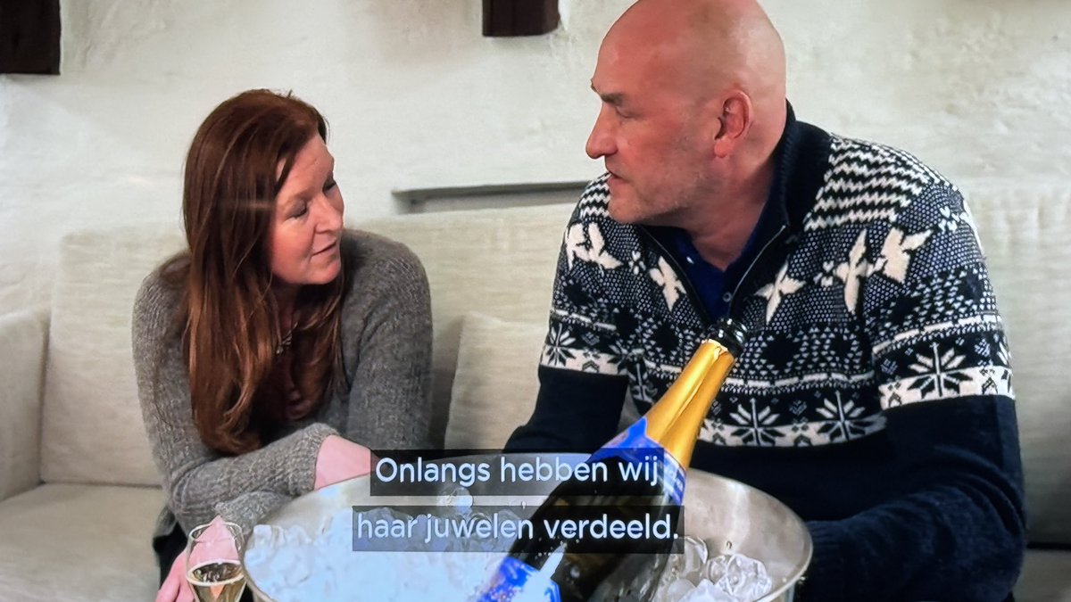 inkyopdrift's tweet image. DOE EVEN NORMAAL 

Als je moeder je zo dierbaar was en zoveel voor je heeft betekend, dan ga je toch niet na 2 weken hààr armband weggeven aan iemand die je NET kent! 😱

Die man spoort echt niet!
Als ik Elsje was zou het niet eens wìllen accepteren…

#wintervolliefde