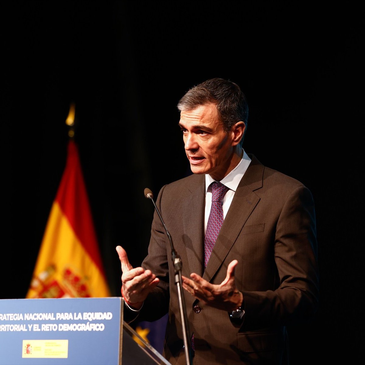 ESPcrave's tweet photo. 🚨 El Gobierno analiza la amenaza de EE.UU. de romper con el mercado español: 

“Se lo pueden permitir porque España no les exporta menores.” https://t.co/9fQT3VFUFR