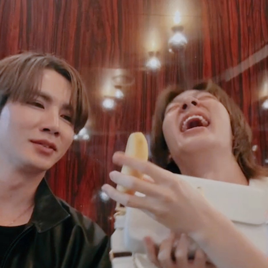 🐶 ให้ดอกไม้ 1 ดอกจะได้รู้ว่ามีคนเดียว
😽 ให้กล้วย 1 ลูก ชีวิตจะได้ง่ายเหมือนปอกกล้วยเข้าปาก

ความหมายดีทั้งคู่ แต่คนละมู้ดเฉยๆ55555555555555555

#ZeeNuNew #ZeePruk #NuNew