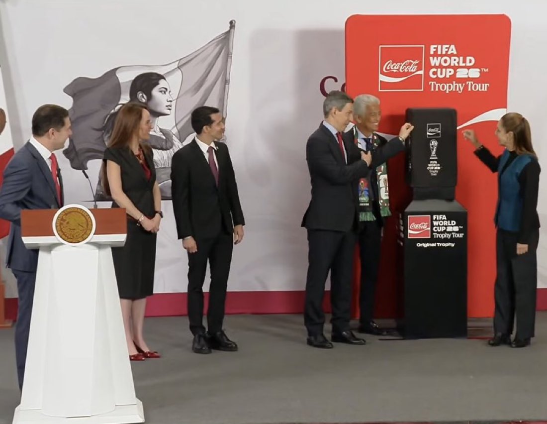 Gracias <a href="/CocaColaMx/">Coca-Cola México</a> entonces ya tenemos defile de navidad este año 

¡Viva coca cola!