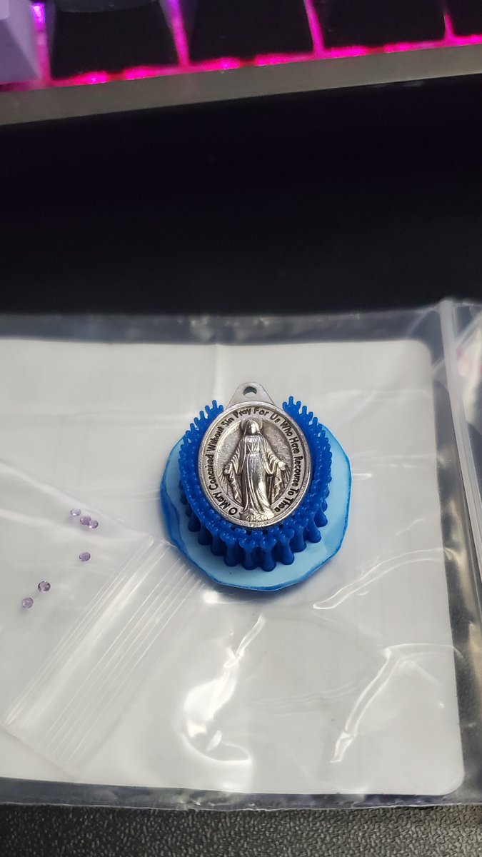 I need to make one of these except its a sculpt of <a href="/ccchristtt/">John Zobele | christtt</a> 

-<a href="/SirayaTech/">Siraya Tech</a> Casting Resin
