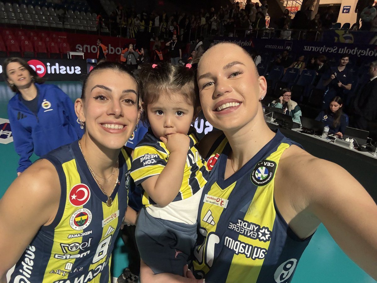 fahribugraa's tweet photo. 🐣💛💙
#alessiaorro #arinafedorovtseva #Fenerbahçe #voleybol #volleyball https://t.co/51LNg7OdSX