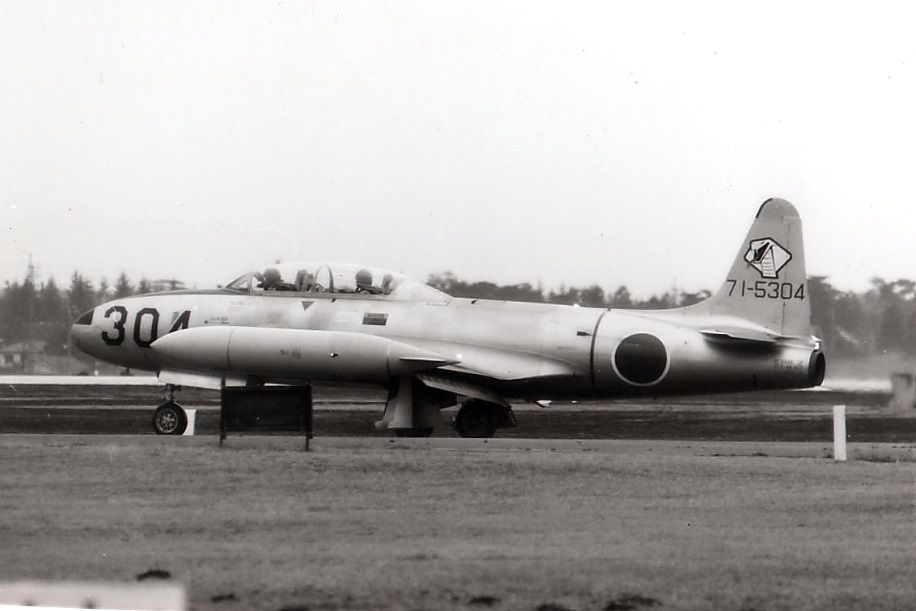 #304の日
飛行教導隊。
入間基地ＲＷ35にて。
小さく良く見えませんが、
インテイク上に
ＦＥＮＣＥＲ
★………✈
と書いてあります。
フェンサーはＳｕ24です
ちなみに255番はベアでした。

2枚目は入間基地イーストタキシー
とても近かったです。