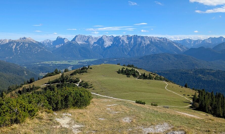 Es muss nicht immer eine Wanderung sein, manche Gipfel lassen sich auch ganz bequem per Seilbahn erobern. So wie der Panoramaberg von Garmisch-Partenkirchen, der Wank!

wanderrattes-blog.de/2025/12/10/sei…