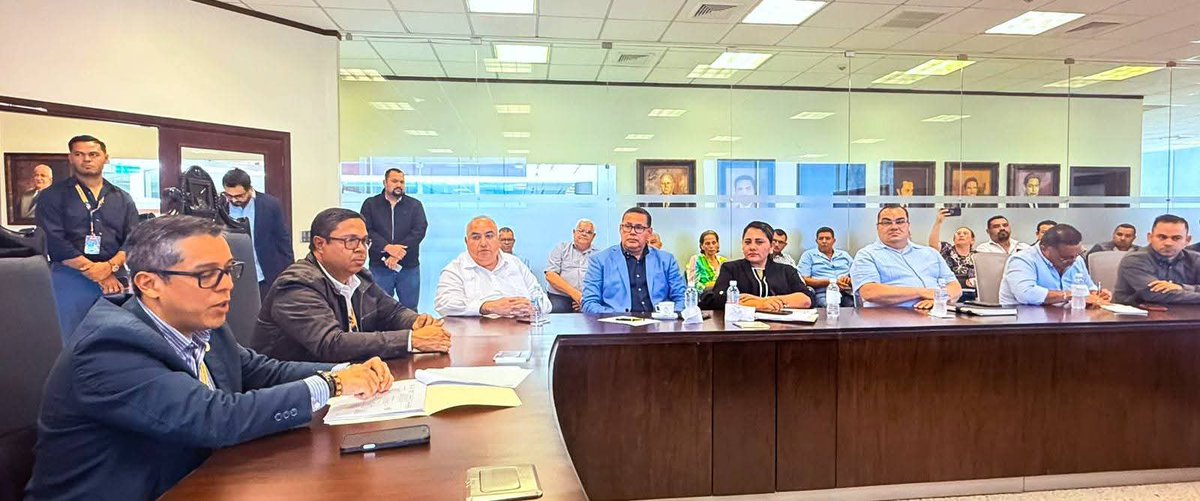 ALopezAlcalde's tweet photo. Hoy solicitamos formalmente al rector Odir Fernández la instalación definitiva de un campus de la Universidad Nacional Autónoma de Honduras en El Progreso.

Tenemos terreno, infraestructura y una juventud lista para avanzar. El Progreso merece su propio campus.

#ElProgresoYoro https://t.co/FWNZwbbcno