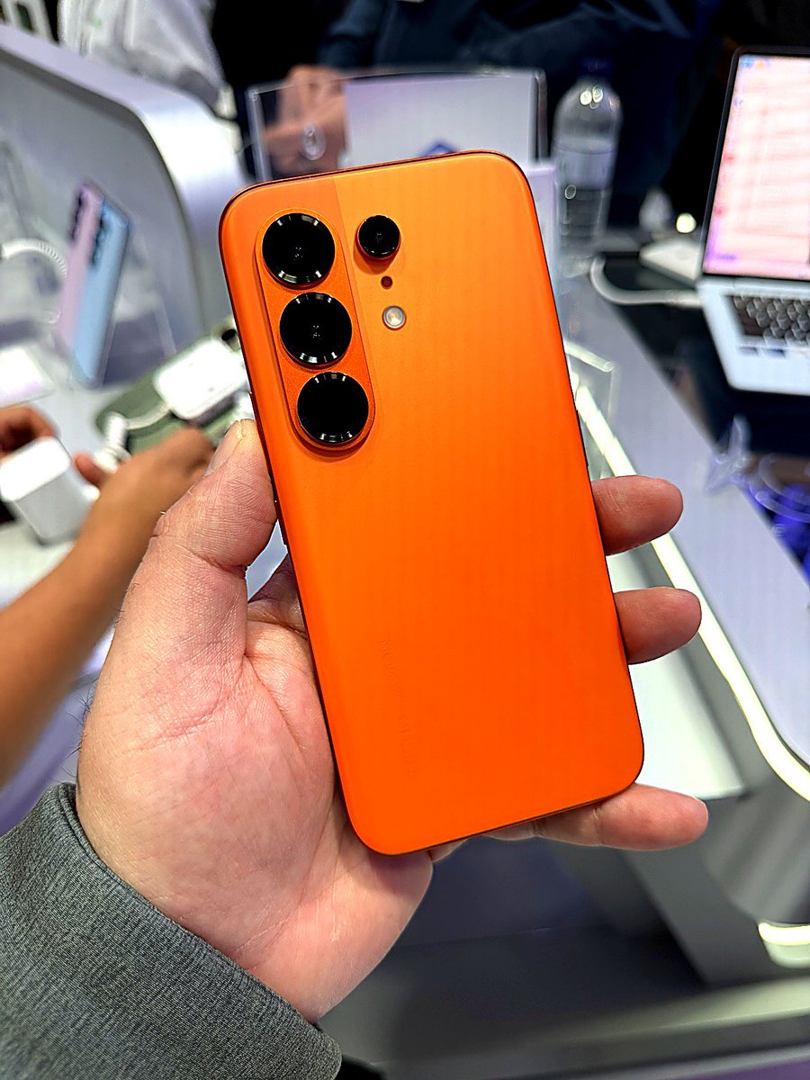 MikyAncona's tweet image. Al MWC ho dato un primo sguardo al nuovo TECNO Camon 50 Pro 👀 
Design elegante, colori davvero particolari e tanta attenzione alla fotografia mobile.
@tecnomobile 
👉 Approfondimento sul mio sito 
mikyancona.com
#TECNO #TECNOCamon50Pro #MWC2026 #Smartphone #technology