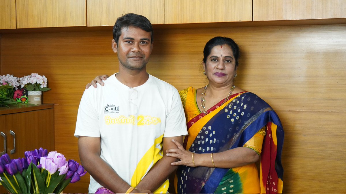 STRTRENDS2018's tweet photo. Thank you soo much #PriyaChowdary mam &amp; Tejaswi Media  ... for this great lovely moment... 🎥🎞🎬❤. 
wanna wait for next meet... 💕🥰

thank you so much &amp; Love you all🎬❤💕
@priyachowdary @highlight Mounika Sunkara Str Trends Krishna DK Following Love @film @filmmaker https://t.co/OCMhXQCTvP