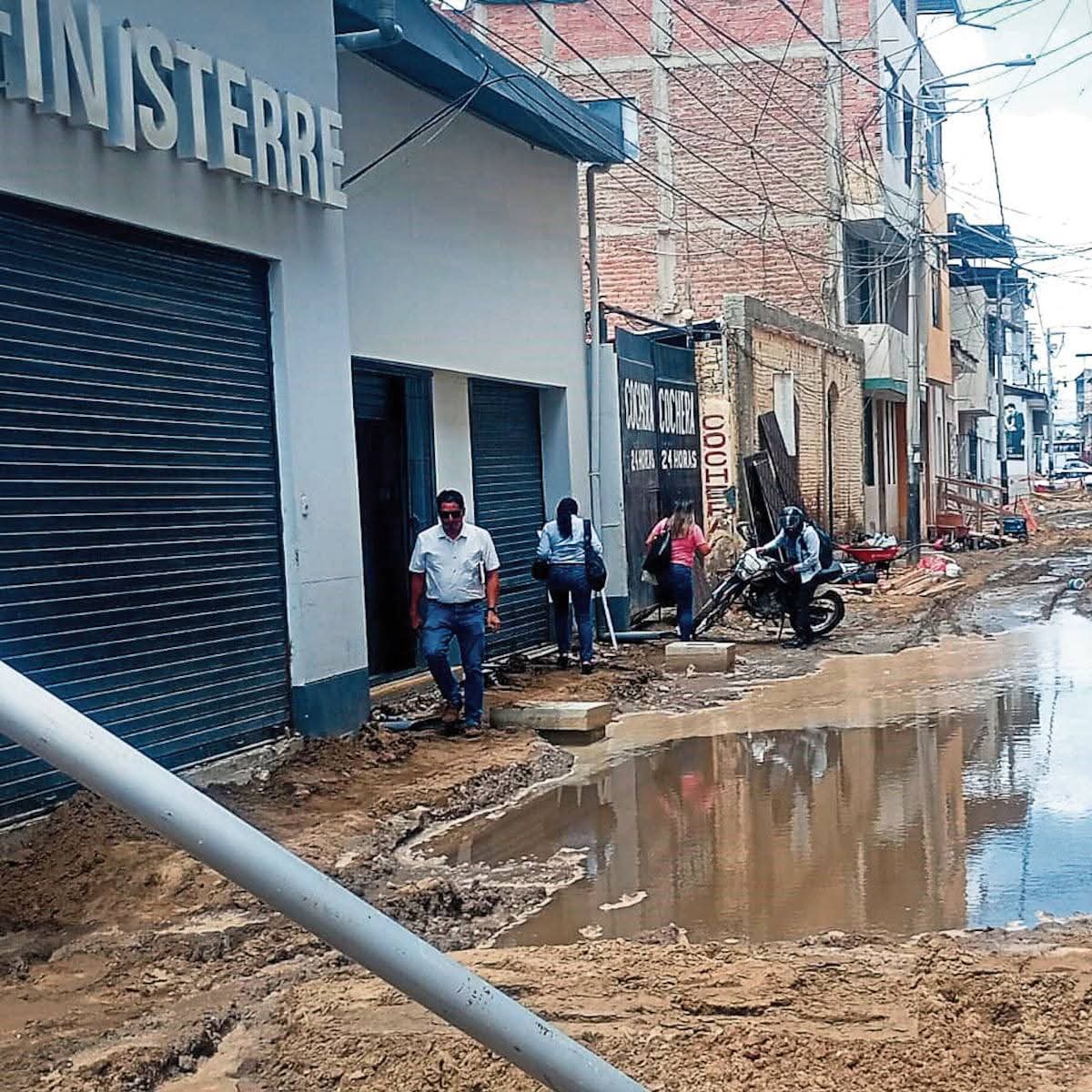 Veía en la cuenta <a href="/gentedetruji/">Gente de Trujillo</a> cómo está la Av. Larco destrozada por obra sin planificación. En #Piura pasa lo mismo y peor. Todo el centro histórico es un caos, parece bombardeado, y por mal expediente técnico el avance es de 3%, cuando debería estar al 33%.