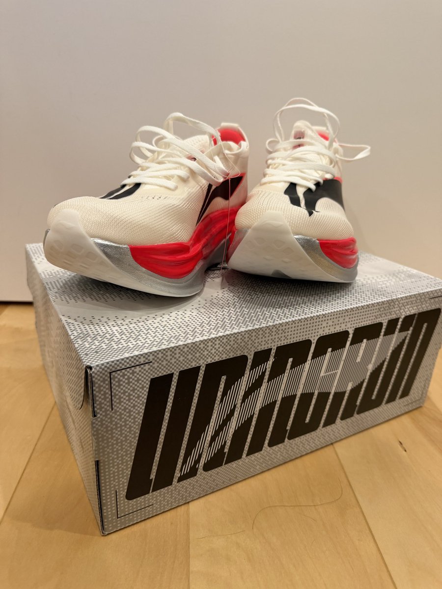 orikazu's tweet photo. #LiNing 届いた。履いただけで反発が凄いのが分かる。Seoul marathonはpro4にするか迷う🤔 https://t.co/PALx87kpvt