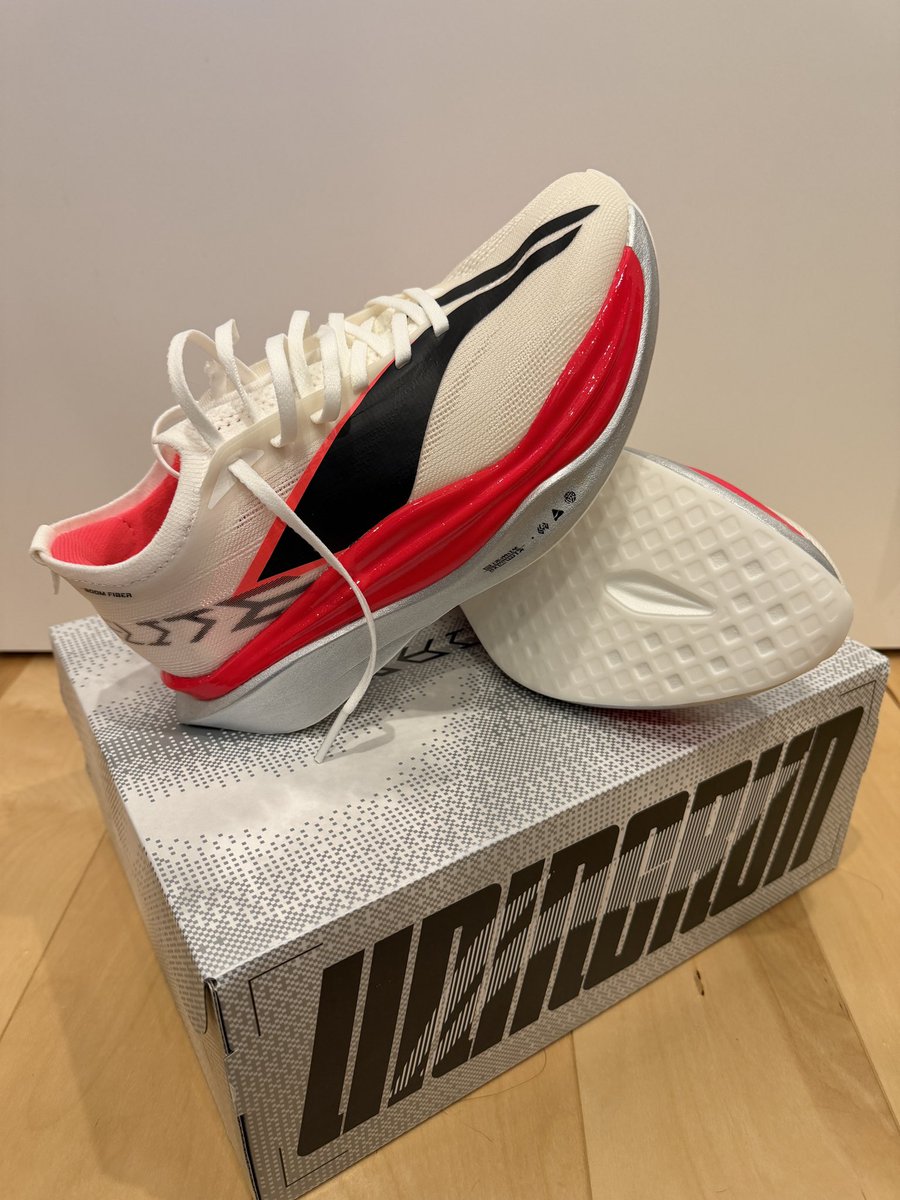 orikazu's tweet photo. #LiNing 届いた。履いただけで反発が凄いのが分かる。Seoul marathonはpro4にするか迷う🤔 https://t.co/PALx87kpvt