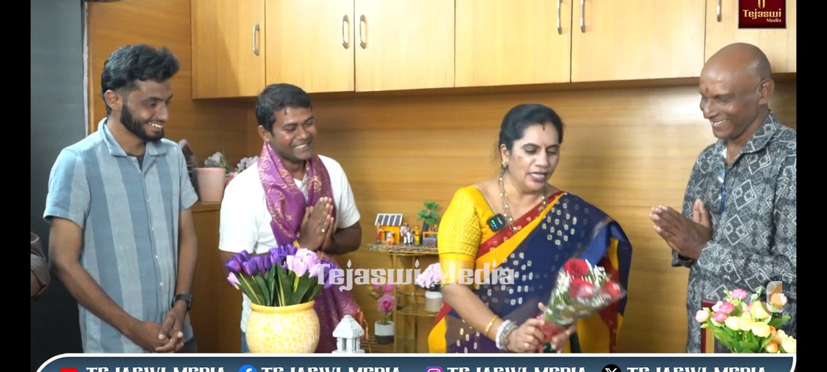 STRTRENDS2018's tweet photo. Thank you soo much #PriyaChowdary mam &amp; Tejaswi Media  ... for this great lovely moment... 🎥🎞🎬❤. 
wanna wait for next meet... 💕🥰

thank you so much &amp; Love you all🎬❤💕
@priyachowdary @highlight Mounika Sunkara Str Trends Krishna DK Following Love @film @filmmaker https://t.co/hUEmniiHoP