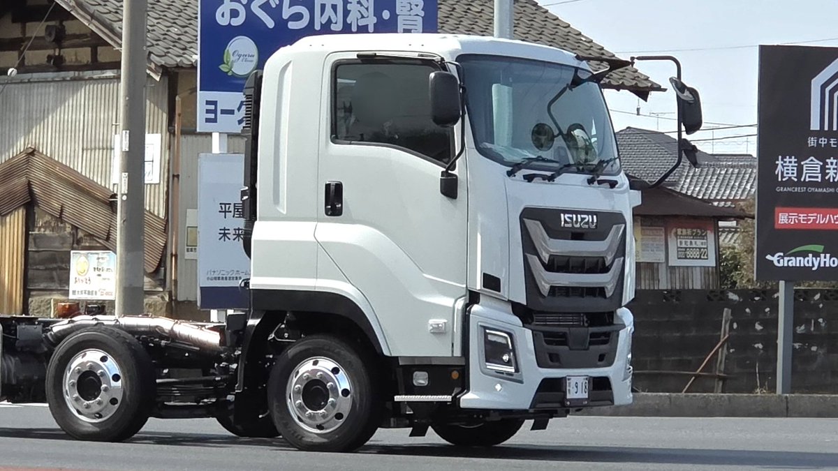 友人の運送屋で見せてもらいましたが、 ヘッドライトはエルフ