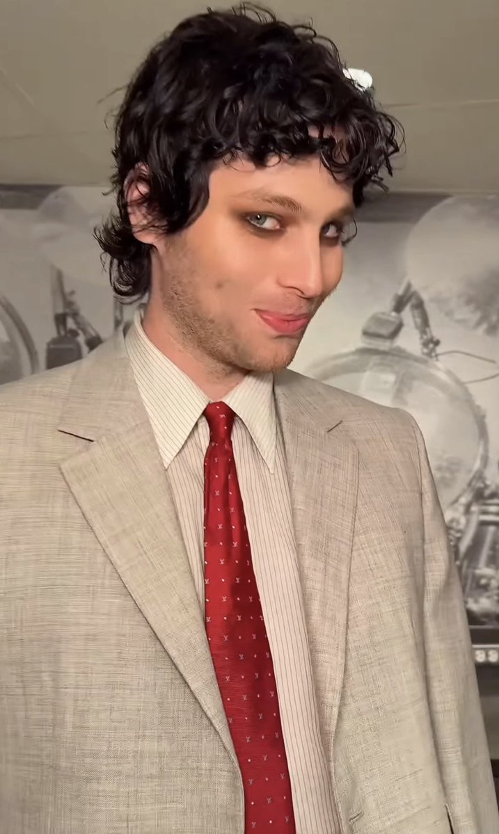 sunsetterjess's tweet image. me standing at the merch table at my 5sos show knowing i’m buying it all