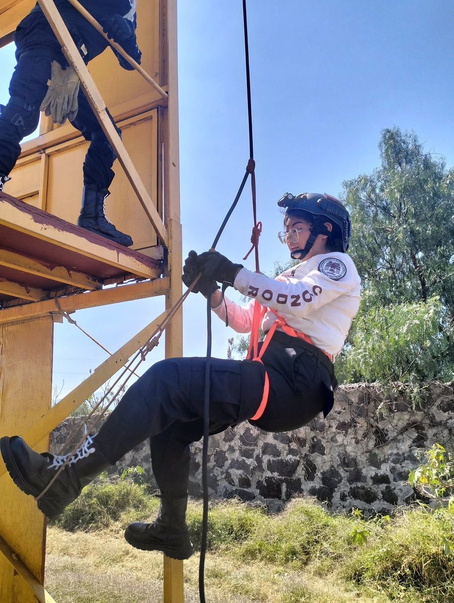 Rescate_Condor's tweet photo. Actividades del Curso institucional de Rappel, para los elementos del escalafón básico de adiestramiento.
#CóndorCercaDeTi
#voluntarios
#pormexico
#ProtecciónCivil
#rescate
#mexico https://t.co/2NpF326GtD