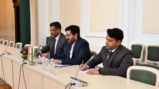 Генерални секретар Министарства спољних послова Душан Козарев <a href="/DKozarev1984/">Душан Козарев / Dusan Kozarev</a> састао се данас са новоименованим амбасадором Републике Индије Абишеком Шуклом.

Уз срдачну добродошлицу, Козарев је амбасадору пожелео успех у обављању ове дужности, изразивши уверење да ће заједничким