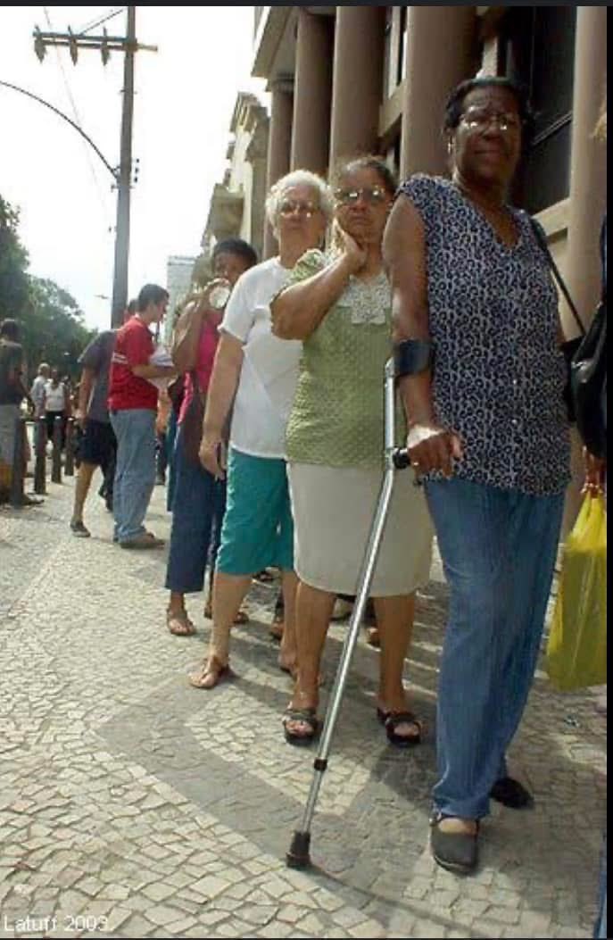 Chris_Branco's tweet photo. ⚠️⚠️Hoje um mercadinho perto daqui  colocou um cartaz:

"Horário das 8 até 9:30 atendimento exclusivo para idosos" 

Às 8 horas já tinha um monte de idosos fazendo fila. 

Chegou um jovem, estacionou o carro e tentou passar na frente da velharada . 

Uma velhinha deu-lhe uma muletada na cabeça.  

Ele tentou sem sucesso mais uma vez.  

A velharada caiu de muletas em cima dele. 

Ele estava visivelmente puto e entrou no carro batendo a porta. Então berrou para os velhinhos: .

"- Querem saber?  Não vou mais abrir essa merda de mercado hoje!! "🫢🫢🫢😁