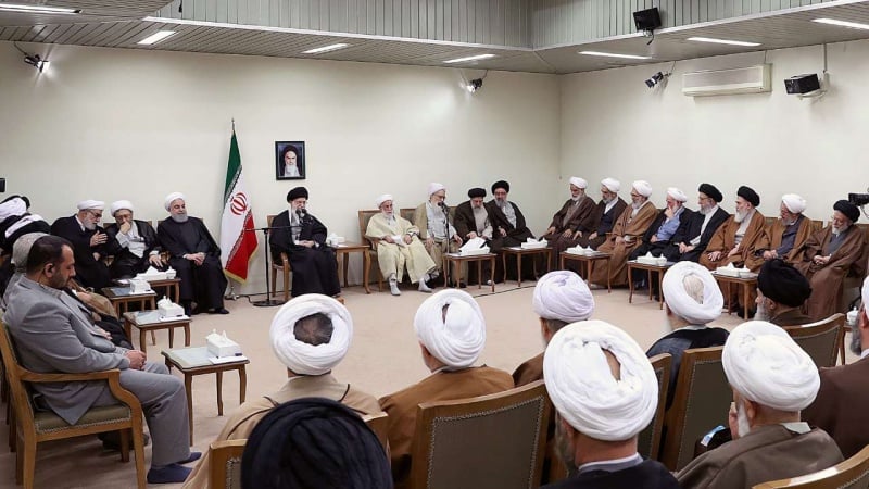 Defensa_Israel's tweet photo. Amigos. #Israel ha bombardeado el edificio de la "Asamblea de Expertos de la Dirección", ubicado en la ciudad santa de Qom, al sur de Teherán.
🇮🇱🔥🇮🇷  |  #Iran
- El objetivo del ataque era descabezar el proceso de sucesión tras la muerte del Líder Supremo, el difunto Ayatollah Ali Jamenei.
- El ataque se produjo mientras se contaban los votos, pero aparentemente no todos los 88 Mujtahids (clérigos) de la Asamblea estaban presentes.
- Según lo que informan, los miembros de la Asamblea estaban distribuidos en varios lugares para no exponerse a morir todos en un solo ataque. 
- Tengamos en cuenta que estos 88 Mujtahids son el equivalente en el Islam chií a los Cardenales en la elección de un Papa.
- Independiente del número de clérigos que fueron eliminados, el mensaje de Israel es claro: Los religiosos del régimen de los Ayatollahs son y seguirán siendo un blanco militar allí donde estén.
Shalom