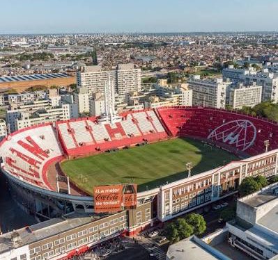 SoyQuemeroTV's tweet photo. #Huracán Desde la CD nos aseguran que NO QUIEREN JUGAR SIN PÚBLICO. 

El Operativo quiere SUSPENDER el partido y desde Córdoba pusieron el grito en el cielo. 

En este momento y a esta hora, es factible que se juegue a puertas cerradas. 

Seguiremos informando… https://t.co/WFJZF6UYgh