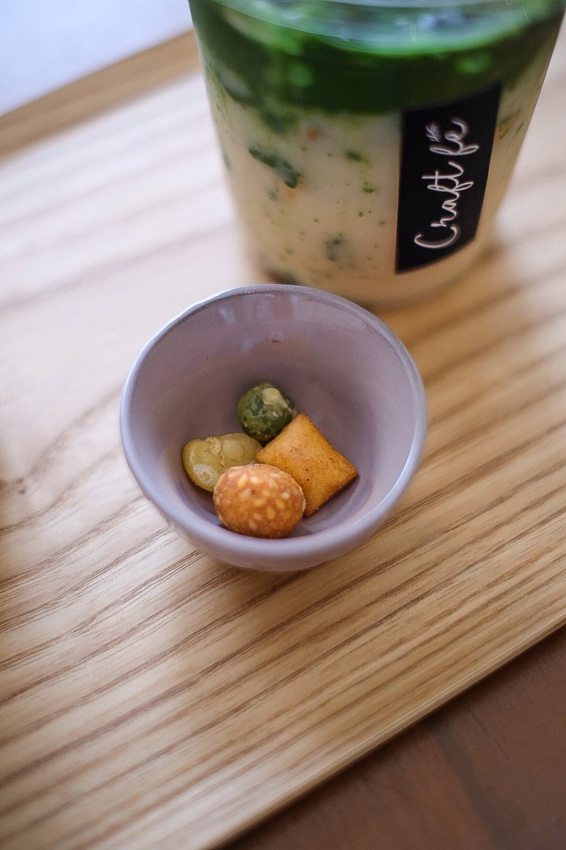 IbzPs's tweet photo. Craft fé คลองสาน คาเฟ่ลับๆบนชั้นสองของร้านสลัด ตรงแถวท่าดินแดง คลองสาน แสงสวยมาก ร้านเล็กๆแต่มู้ดดี มีเมนูมัทฉะยาคูลท์ด้วย อร่อยสุดๆ #อร่อยบอกต่อ #อร่อยไปแดก #aroii #wongnai #kin24hrs #วงในพาแดก https://t.co/oXTOBjbNrt