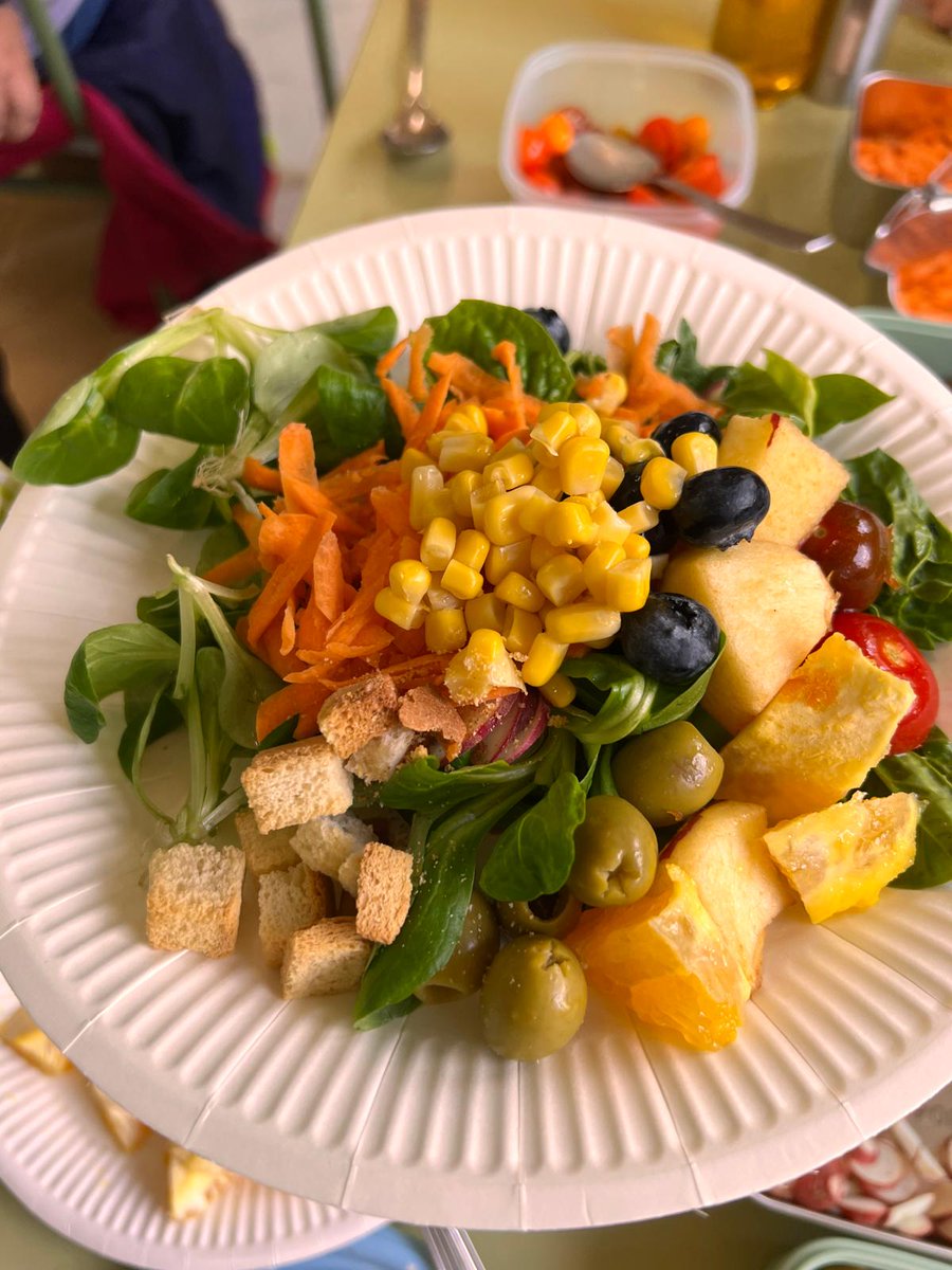 huertosanblas's tweet photo. Vaya ensalada rica que ha hecho Ana con sus alumnos/as de 1°. Los canónigos y los rabanitos del Huerto de Blas. https://t.co/IBvNjU5Myh