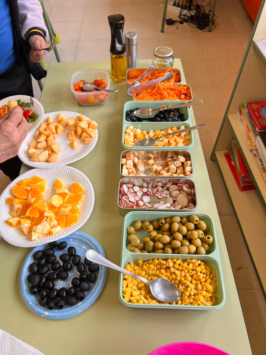 huertosanblas's tweet photo. Vaya ensalada rica que ha hecho Ana con sus alumnos/as de 1°. Los canónigos y los rabanitos del Huerto de Blas. https://t.co/IBvNjU5Myh