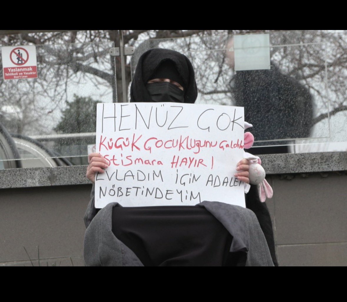 DuyguZeynepA's tweet photo. İki ayrı kadın.
İkisinin adı da Fatma Nur Çelik.

Biri öğretmen. Öğrencisi tarafından bıçaklanarak öldürüldü.
Diğeri, Kur’an Hizmet Vakfı yöneticisinin eşi. Defalarca istismarı ve şiddeti anlattı. Şikâyet etti. Ve kızıyla birlikte ölü bulundu.

Bu kadınlar susmadı. Şikâyet etti, belgeleriyle konuştu, adalet talep etti. Fatmanur , Vakıfla ilgili her şeyi anlattı. Günlerce çağrı yaptı. “Başıma bir şey gelirse intihar demeyin” dedi.

Duyduk. Hepimiz duyduk.

Ve yine de engel olamadık.

Bu sadece bireysel bir suç değil. Bu, cezasızlığın, erkek egemen yapının ve işlemeyen kurumların sonucudur. Kadınları yalnızca failler öldürmüyor; şikâyeti sürüncemede bırakan, korumayı uygulamayan, sorumluları hesap vermekten koruyan sistem de öldürüyor.

Bu mesele münferit değil, yapısal. Bu, patriyarkanın ve cezasızlık rejiminin krizidir.

Ve artık sembolik, pasif tepkiler , pasifize edilmiş eylemler kimseyi korumuyor. Kadınların yaşam hakkı için gerçek, somut, hesap soran bir mücadele gerekiyor.