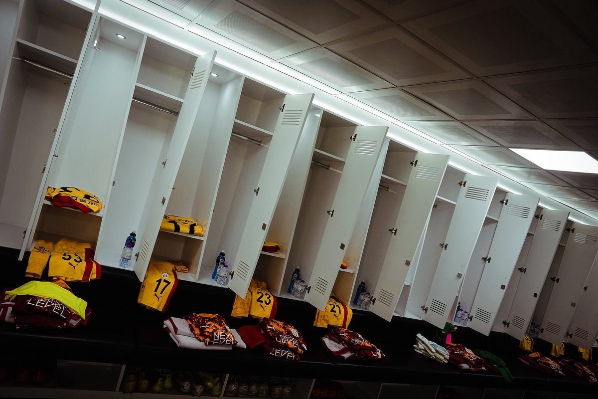 GalatasaraySK's tweet photo. Sırtımızdaki enerji @cwenerji ile soyunma odamız hazır. ✅

#ALNvGS https://t.co/0OfRtpxBlm