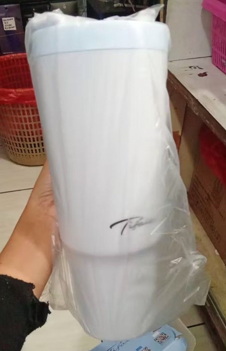 flowerieeeee's tweet photo. wts tifale sorelle tumbler jumbo 1182 ML tumblr botol air minum besar
warna "white", sudah BPA free
masih baruu bgtt, cocok buat dijadiin kado
udah free sedotan + sticker huruf

💸 35k bisa oren gratongg
*foto isi produk diambil dari ulasan https://t.co/fgTA6OUzMU