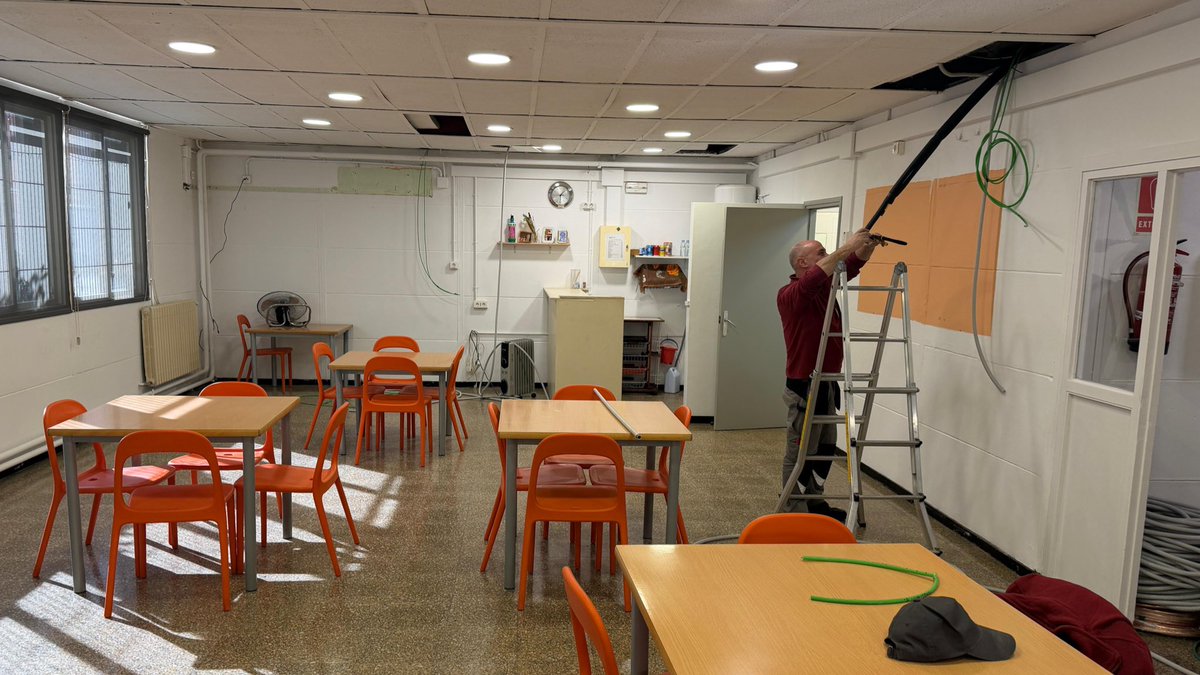 Albiol_XG's tweet photo. Iniciamos mejoras en la climatización de los casales de Gent Gran de #Badalona, una actuación reclamada desde hace muchos años por sus usuarios.
Durante estos últimos días hemos estado trabajando en el casal de #Lloreda y esta semana continuamos en el de #Bonavista.
Seguimos trabajando para que los equipamientos de todos los barrios estén a la altura de lo que nuestros vecinos merecen. 💪